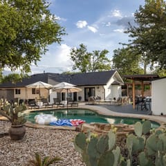 New! 7 bedroom, Pool, Movie Lounge, Playground