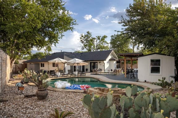 New! 7 bedroom, Pool, Movie Lounge, Playground - Image 1